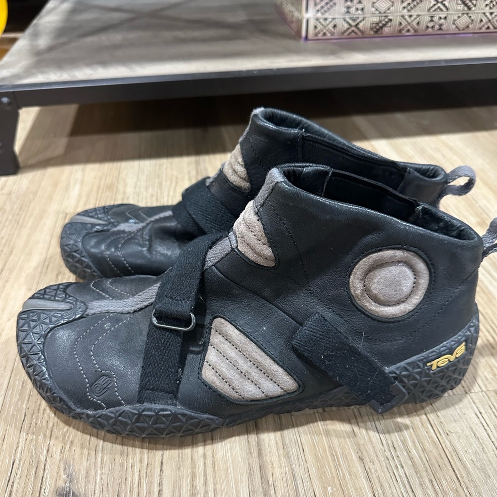 Teva Mimick waterproof  men’s hiking shoes size 9.5 men’s